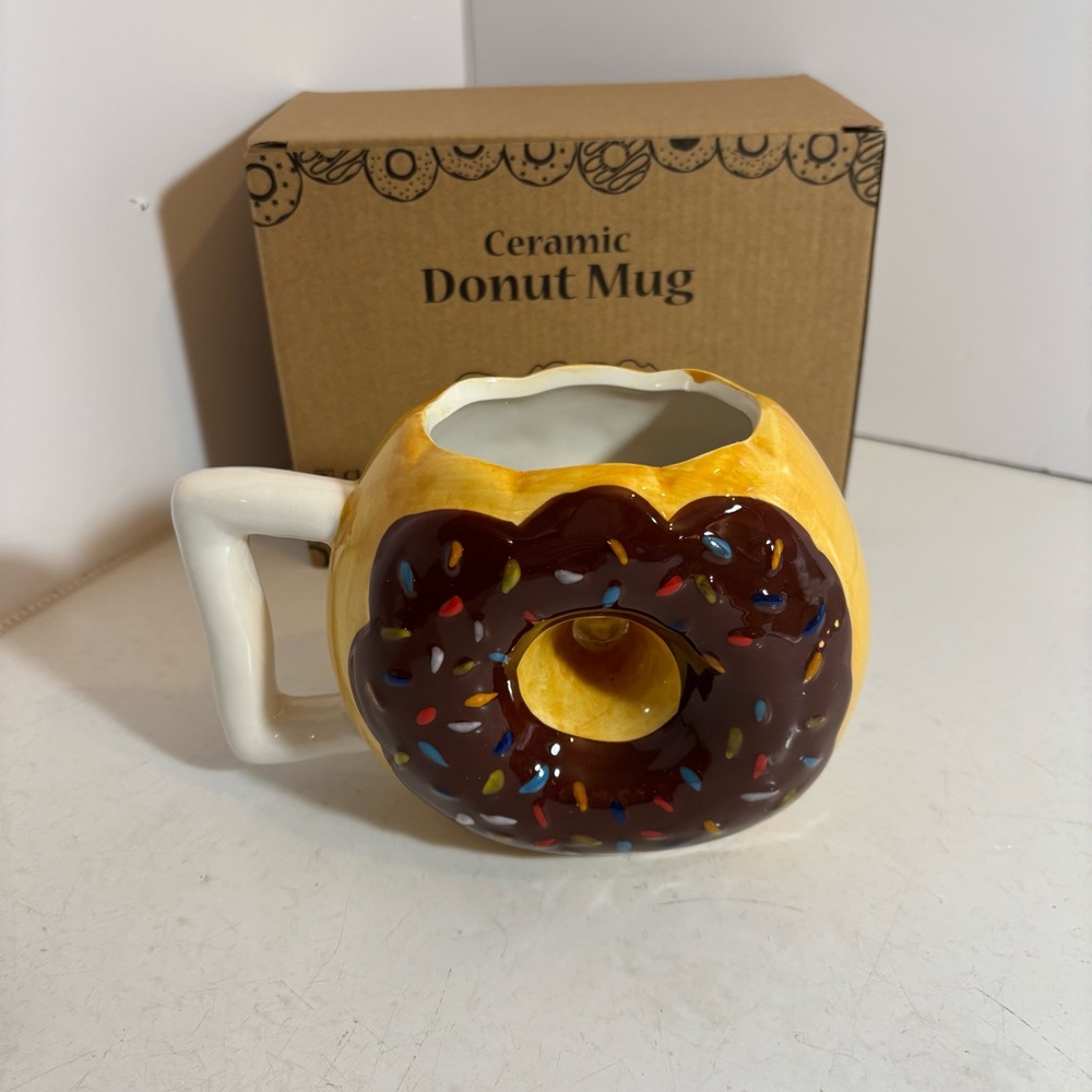 BNWOT Comfify sprinkled doughnut novelty ceramic handled coffee tea mug